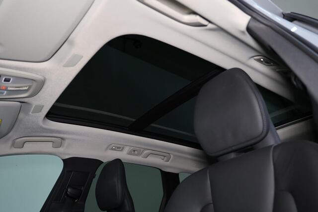 Volvo XC60 T6 Recharge AWD Plus Dark - Panorama/schuifdak - IntelliSafe Assist & Surround - 360º Camera - Harman/Kardon audio - Adaptieve LED koplampen - Verwarmde voorstoelen, stuur & achterbank - Parkeersensoren voor & achter - Elektr. bedienb. voorstoelen met geh