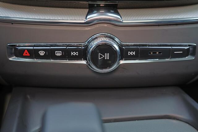 Volvo XC60 T6 Recharge AWD Plus Dark - Panorama/schuifdak - IntelliSafe Assist & Surround - 360º Camera - Harman/Kardon audio - Adaptieve LED koplampen - Verwarmde voorstoelen, stuur & achterbank - Parkeersensoren voor & achter - Elektr. bedienb. voorstoelen met geh