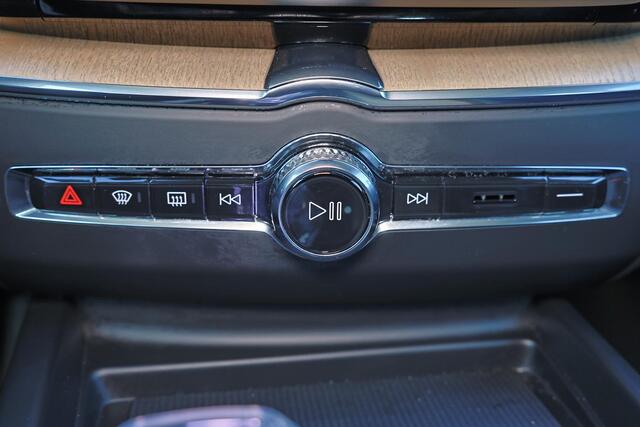 Volvo XC60 T6 Recharge AWD Ultra Dark - Panorama/schuifdak - IntelliSafe Assist & Surround - 360º Camera - Harman/Kardon audio - Adaptieve LED koplampen - Verwarmde voorstoelen, stuur & achterbank - Parkeersensoren voor & achter - Elektr. bedienb. voorstoelen met ge