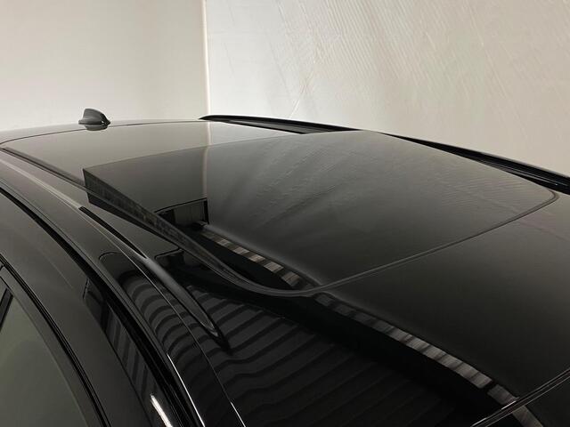 Volvo XC60 2.0 T8 Plug-in hybrid AWD Ultra Black Edition Luchtvering Panorama Trekhaak Harman Kardon 360º view 21inch Memo Stoelen Leer Apple CarPlay