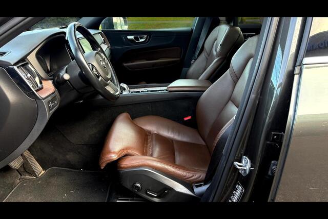 Volvo XC60 2.0 T8 AWD 299kW/407pk Aut8 Twin Engine Inscription PANORAMADAK + HEAD-UP DISPLAY + STOELVERWARMING V&A + STUURVERWARMING + ADAPT.CRUISE + PILOT ASSIST + STANDKACHEL + ON-CALL + SUBWOOFER + LEER + CAMERA + PARKASSISTENT + 20" LM-VELGEN/18" LM-VELGEN WINTE