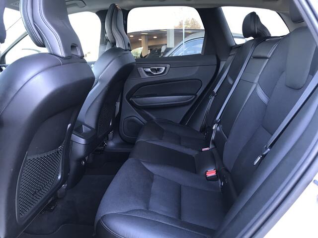 Volvo XC60 2.0 D4 Momentum Luxury Automaat | Rijklaar incl 12 mnd Bovag | Panoramadak Trekhaak Carplay/Android auto