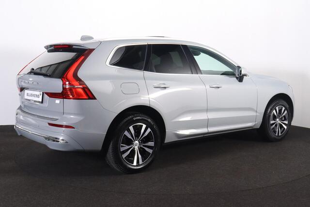 Volvo XC60 T6 Recharge AWD Core Bright - Panorama/schuifdak - IntelliSafe Assist - Adaptieve LED koplampen - Parkeercamera achter - Verwarmde voorstoelen, stuur & achterbank - Parkeersensoren voor & achter - Draadloze tel. lader - Standkachel - Extra getint glas - E