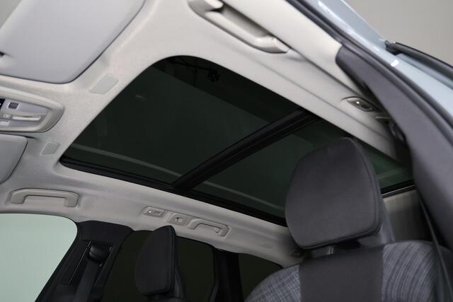 Volvo XC60 T6 Recharge AWD Core Bright - Panorama/schuifdak - IntelliSafe Assist - Adaptieve LED koplampen - Parkeercamera achter - Verwarmde voorstoelen, stuur & achterbank - Parkeersensoren voor & achter - Draadloze tel. lader - Standkachel - Extra getint glas - E