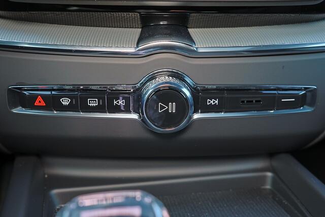 Volvo XC60 T6 Recharge AWD Ultra Black Edition - Panorama/schuifdak - IntelliSafe Assist & Surround - 360º Camera - Harman/Kardon audio - Adaptieve LED koplampen - Verwarmde voorstoelen, stuur & achterbank - Parkeersensoren voor & achter - Elektr. bedienb. voorstoel