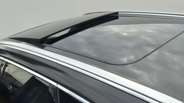 Volvo XC60 2.0 T6 PHEV AWD ULTRA Bright Vol uitgerust!!! - Luchtvering - 21" Wielen - Panoramadak - Lighting -Head up - B&W Audio - 360 Cam - Alarm - Climate - Privacy Glass - RC20 Interieur - Geluidsisolerend glas - Massage stoelen