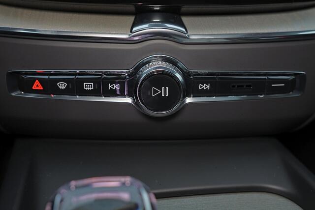 Volvo XC60 T8 Recharge AWD Ultra Dark - Panorama/schuifdak - IntelliSafe Assist & Surround - 360º Camera - Bowers & Wilkins audio - Adaptieve LED koplampen - Verwarmde voorstoelen, stuur & achterbank - Parkeersensoren voor & achter - Elektr. bedienb. voorstoelen met