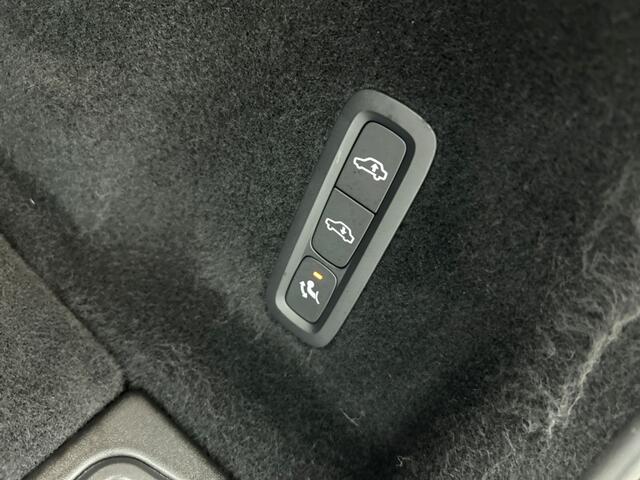 Volvo XC60 T6 R-Design | Pano | Stoelverkoeling | Head-up | 22'' | Luchtver