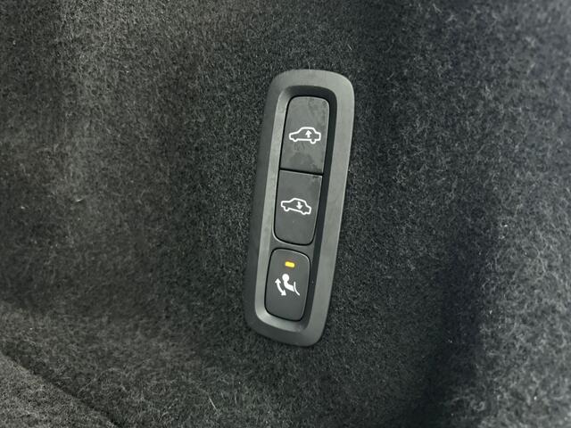 Volvo XC60 T6 R-Design | Luchtvering | 21 inch | Pano | H&K | Head-Up | 360