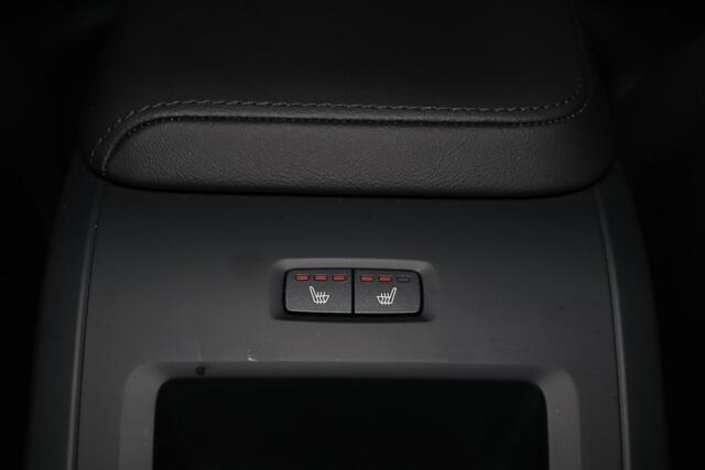 Volvo XC60 T6 Recharge AWD Plus Dark - Panorama/schuifdak - IntelliSafe Assist & Surround - 360º Camera - Verwarmde voorstoelen, stuur & achterbank - Parkeersensoren voor & achter - Elektr. bedienb. voorstoelen met geheugen - Head up display - Draadloze tel. lader -