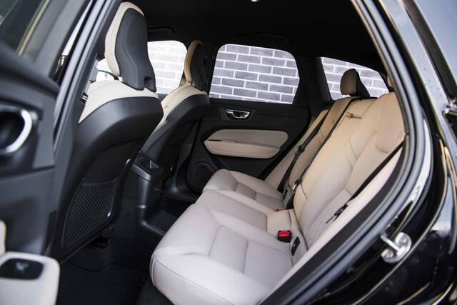 Volvo XC60 2.0 T6 Plug-in hybrid AWD Essential | Facelift | Trekhaak | Climate | Driver Assist | Getint glas | 22" | Fiscaal 66824 |