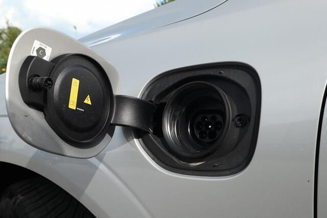 Volvo XC60 2.0 T6 Plug-in hybrid AWD Plus Dark | Trekhaak | Panoramadak | 360-camera |