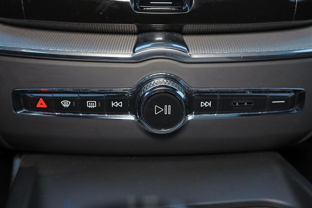 Volvo XC60 T5 Inscription - Panorama/schuifdak - Adaptieve LED koplampen - Parkeercamera achter - Verwarmde voorstoelen - Parkeersensoren voor & achter - Head up display - Cruise control - Extra getint glas - Elektr. inklapbare trekhaak - 19' LMV