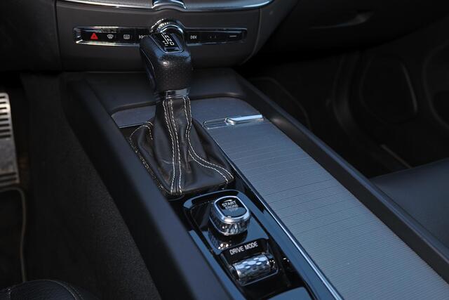 Volvo XC60 T5 Inscription - Panorama/schuifdak - Adaptieve LED koplampen - Parkeercamera achter - Verwarmde voorstoelen - Parkeersensoren voor & achter - Head up display - Cruise control - Extra getint glas - Elektr. inklapbare trekhaak - 19' LMV