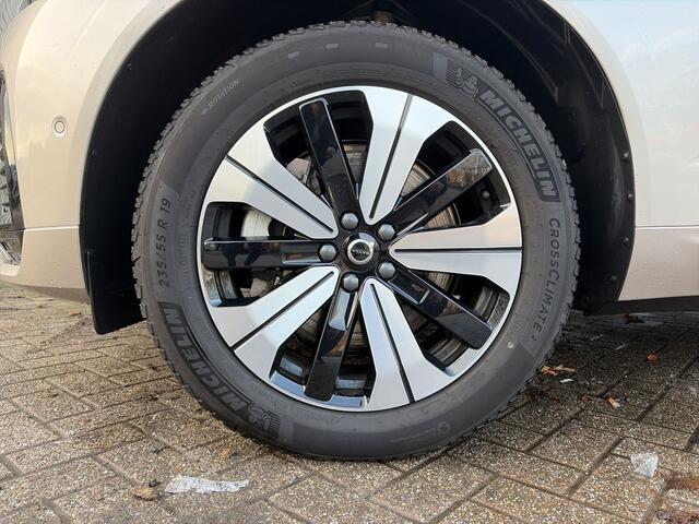 Volvo XC60 2.0 T6 Plug-in hybrid AWD Plus Dark / Panoramadak / elektr. stoelen met geheugen / trekhaak /