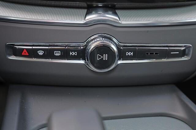 Volvo XC60 T6 Recharge AWD Plus Dark - Panorama/schuifdak - IntelliSafe Assist & Surround - 360º Camera - Verwarmde voorstoelen, stuur & achterbank - Parkeersensoren voor & achter - Elektr. bedienb. voorstoelen met geheugen - Draadloze tel. lader - Extra getint glas