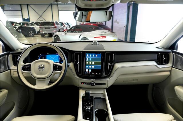 Volvo XC60 2.0 T6 AWD Recharge Long Range 293kW/399pk Aut8 Ultimate Bright LUCHTVERING + BOWERS&WILKINS + EL.TREKHAAK + PANORAMADAK + PILOT ASSIST + ADAPT.CRUISE + LANE ASSIST + STOEL&STUURVERWARMING + CAMERA + HEAD-UP + PD-GLASS + PARKSENSOREN + 20" LM-VELGEN!