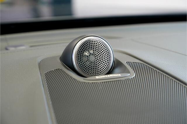 Volvo XC60 2.0 T6 AWD Recharge Long Range 293kW/399pk Aut8 Ultimate Bright LUCHTVERING + BOWERS&WILKINS + EL.TREKHAAK + PANORAMADAK + PILOT ASSIST + ADAPT.CRUISE + LANE ASSIST + STOEL&STUURVERWARMING + CAMERA + HEAD-UP + PD-GLASS + PARKSENSOREN + 20" LM-VELGEN!