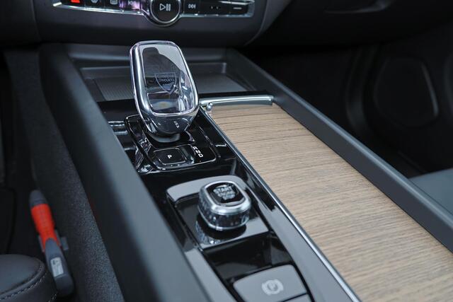 Volvo XC60 T6 Recharge AWD Ultra Dark - Panorama/schuifdak - IntelliSafe Assist & Surround - 360º Camera - Harman/Kardon audio - Adaptieve LED koplampen - Verwarmde voorstoelen, stuur & achterbank - Parkeersensoren voor & achter - Elektr. bedienb. voorstoelen met ge