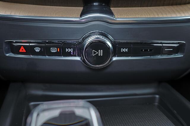 Volvo XC60 T6 Recharge AWD Ultra Dark - Luchtvering - Panorama/schuifdak - IntelliSafe Assist & Surround - 360º Camera - Harman/Kardon audio - Adaptieve LED koplampen - Verwarmde voorstoelen, stuur & achterbank - Parkeersensoren voor & achter - Elektr. bedienb. voor