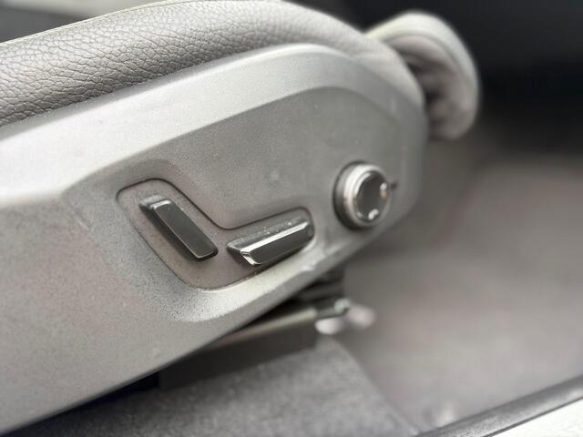 Volvo XC60 2.0 T6 Plug-in hybrid AWD Plus Dark | Panoramadak | 360 Camera | Stoel & Stuur Verwarming | Trekhaak |