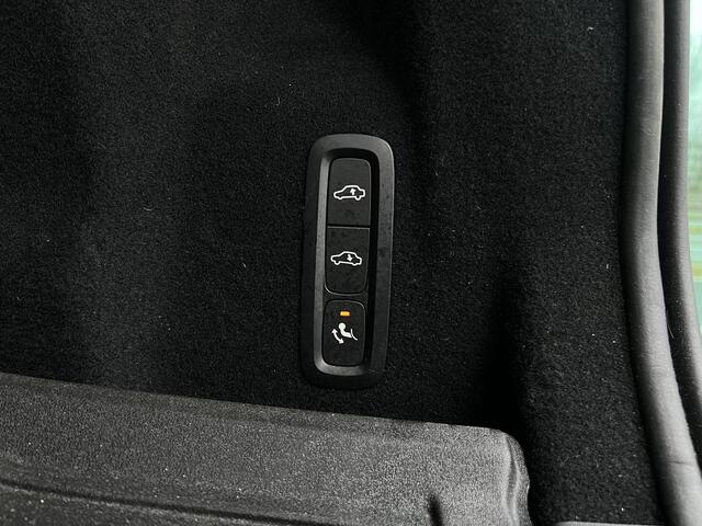 Volvo XC60 2.0 T8 Plug-in hybrid AWD Ultra Black Edition PHEV, Automaat, Luchtvering, Bowers & Wilkins audio, Gelaagde zijruiten, 360 graden parkeercamera, Stoelmassage, Stoelventilatie, Trekhaak semi elektrisch, Extra getinte ramen vanaf B-stijl