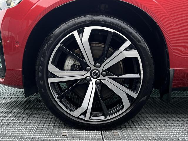 Volvo XC60 2.0 T8 Plug-in hybrid AWD Ultra Dark PHEV, Automaat, Luchtvering, Bowers & Wilkins audio, Trekhaak semi elektrisch, Panoramadak, 21 inch wielen, Stoel- en stuurverwarming, Gelaagde zijruiten, Extra getinte ramen