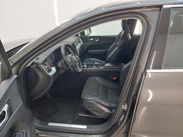 Volvo XC60 2.0 B5 AWD Momentum Pro Luxury Hybrid / PanoramaDak / Trekhaak / Navi / Head-Up / DakRails