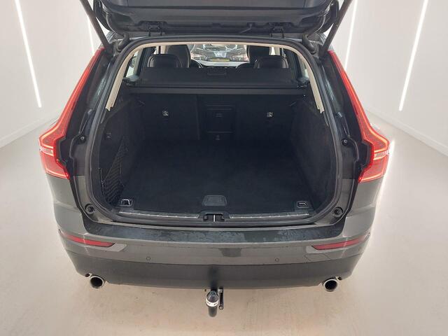 Volvo XC60 2.0 B5 AWD Momentum Pro Luxury Hybrid / PanoramaDak / Trekhaak / Navi / Head-Up / DakRails