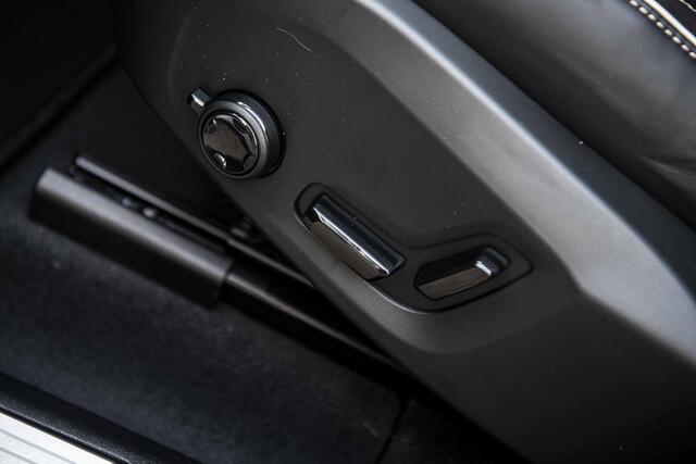 Volvo XC60 2.0 T8 Plug-in hybrid AWD Plus Black Edition | Harman Kardon Audio | Schuif-/Kanteldak | Stuur-/Stoelverwarming V+A | Adaptieve Cruise Control | BLIS |