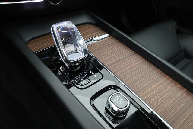 Volvo XC60 2.0 T6 Plug-in hybrid AWD Plus Dark | Luchtvering | Pano | Dig. Cockpit | Nav+App.Connect | Ventilatie | Stuur+Stoelverw. | Leder+Memory | 360*+PDC | Led v