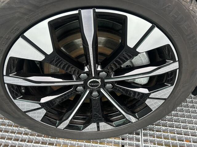 Volvo XC60 2.0 T6 Plug-in hybrid AWD Ultra Dark 360gr. Parkeer camera, Harman-Kardon Premium audio, Full led, Verwarmde stoelen 4X + stuur, Trekhaak semi elektrisch, Head-up display.