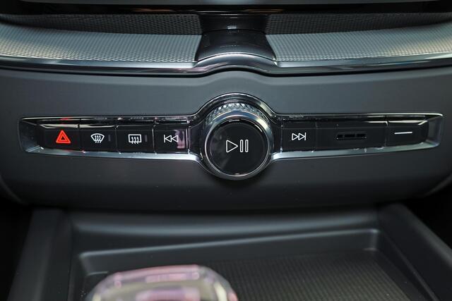 Volvo XC60 T8 Recharge AWD Ultra Black Edition - Panorama/schuifdak - IntelliSafe Assist & Surround - 360º Camera - Harman/Kardon audio - Adaptieve LED koplampen - Verwarmde voorstoelen, stuur & achterbank - Parkeersensoren voor & achter - Elektr. bedienb. voorstoel