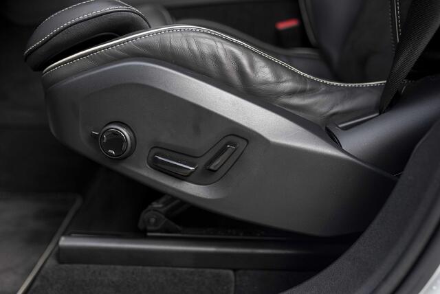 Volvo XC60 T8 Twin Engine AWD R-Design | 360 Camera | Trekhaak | elektrisch bedienbaar panorama dak | Adapt. cruise | Elektr bed stoelen + geheugen | Adapt LED verlichting | Stoel-stuur-achterbankverw | BLIS | Apple car play/Android auto |