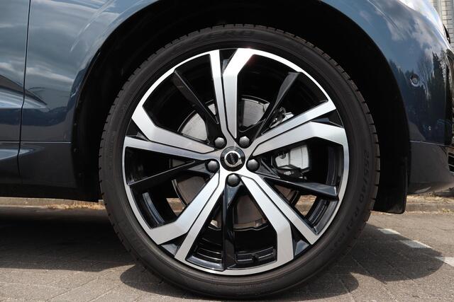 Volvo XC60 2.0 T6 Plug-in hybrid AWD Ultra Dark | 360 Camera | Luchtvering | Head-up display | Schuif / kanteldak |