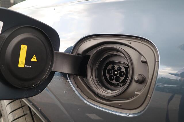 Volvo XC60 2.0 T6 Plug-in hybrid AWD Ultra Dark | 360 Camera | Luchtvering | Head-up display | Schuif / kanteldak |