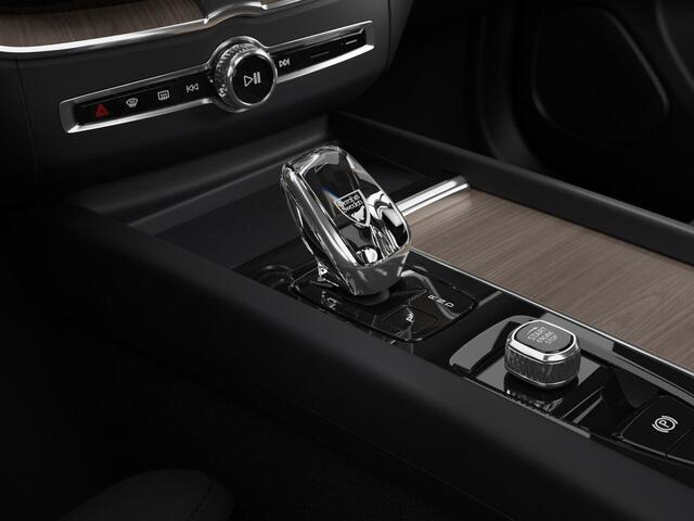 Volvo XC60 2.0 T6 Plug-in hybrid AWD Plus Dark Automaat / Panoramadak / Head-up display / 360* camera / 20" velgen / MY2026