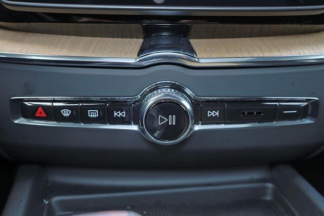 Volvo XC60 T6 Recharge AWD Plus Bright - Panorama/schuifdak - IntelliSafe Assist & Surround - 360º Camera - Harman/Kardon audio - Adaptieve LED koplampen - Verwarmde voorstoelen, stuur & achterbank - Parkeersensoren voor & achter - Elektr. bedienb. voorstoelen met g