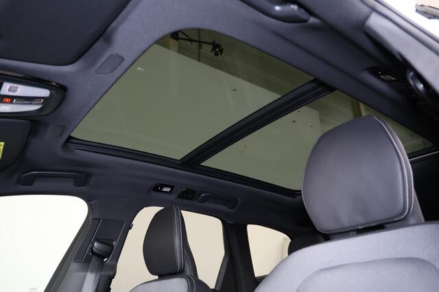 Volvo XC60 T8 Recharge AWD Plus Black Edition - Panorama/schuifdak - IntelliSafe Assist & Surround - 360º Camera - Harman/Kardon audio - Adaptieve LED koplampen - Verwarmde voorstoelen, stuur & achterbank - Parkeersensoren voor & achter - Elektr. bedienb. voorstoele