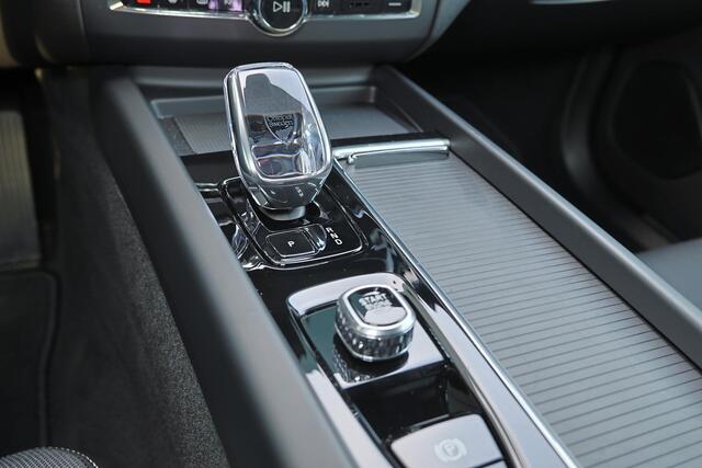 Volvo XC60 T8 Recharge AWD Plus Black Edition - IntelliSafe Assist & Surround - 360º Camera - Harman/Kardon audio - Adaptieve LED koplampen - Verwarmde voorstoelen, stuur & achterbank - Parkeersensoren voor & achter - Elektr. bedienb. voorstoelen met geheugen - Draa