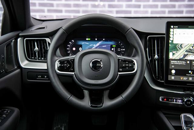 Volvo XC60 2.0 T6 Plug-in hybrid AWD Plus Black Edition PHEV | Facelift | Adaptieve Cruise Control | Luchtvering | Harman Kardon Audio | Stoelverwarming Voor + Achter | 360 Camera | Keyless |