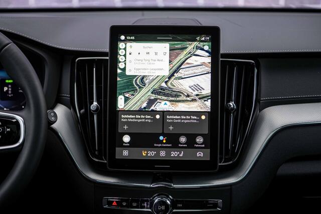 Volvo XC60 2.0 T6 Plug-in hybrid AWD Plus Black Edition PHEV | Facelift | Adaptieve Cruise Control | Luchtvering | Harman Kardon Audio | Stoelverwarming Voor + Achter | 360 Camera | Keyless |