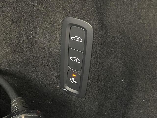 Volvo XC60 2.0 T8 Plug-in hybrid AWD R-Design / Automaat / NL-Auto / Dealer-Onderhouden / Stoel- en Stuurverwarming / Open-Panodak / Luchtvering / Adaptieve Cruise-Control + Pilot-Assist / Apple-Carlay & Android-Auto / 360°-Camera / Harman-Kardon Audio / Elektr.-Uit