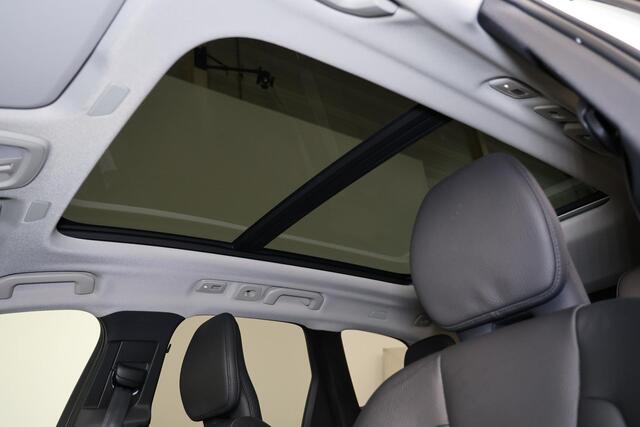 Volvo XC60 T6 Recharge AWD Plus Dark - Panorama/schuifdak - IntelliSafe Assist & Surround - 360º Camera - Verwarmde voorstoelen, stuur & achterbank - Parkeersensoren voor & achter - Elektr. bedienb. voorstoelen met geheugen - Head up display - Draadloze tel. lader -