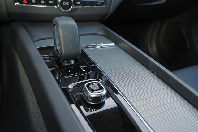 Volvo XC60 T6 Recharge AWD Plus Dark - Panorama/schuifdak - IntelliSafe Assist & Surround - 360º Camera - Verwarmde voorstoelen, stuur & achterbank - Parkeersensoren voor & achter - Elektr. bedienb. voorstoelen met geheugen - Head up display - Draadloze tel. lader -