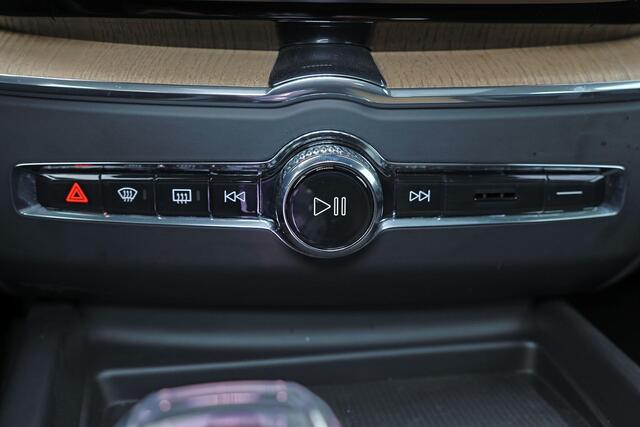 Volvo XC60 T6 Recharge AWD Ultra Dark - Panorama/schuifdak - IntelliSafe Assist & Surround - 360º Camera - Harman/Kardon audio - Adaptieve LED koplampen - Verwarmde voorstoelen, stuur & achterbank - Parkeersensoren voor & achter - Elektr. bedienb. voorstoelen met ge