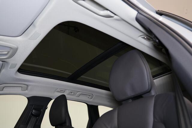 Volvo XC60 T6 Recharge AWD Plus Dark - Panorama/schuifdak - IntelliSafe Assist & Surround - 360º Camera - Verwarmde voorstoelen, stuur & achterbank - Parkeersensoren voor & achter - Elektr. bedienb. voorstoelen met geheugen - Draadloze tel. lader - Elektr. inklapbar