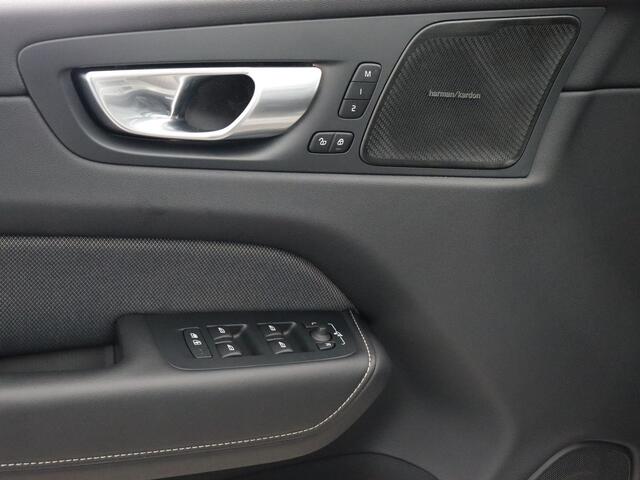 Volvo XC60 2.0 T6 Plug-in hybrid AWD Plus Dark (Pano / 360 Cam / H&K / Winterpakket)