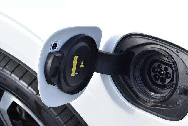 Volvo XC60 T6 Plug-in hybrid AWD Plus Dark | Trekhaak | Harman Kardon | Full LED