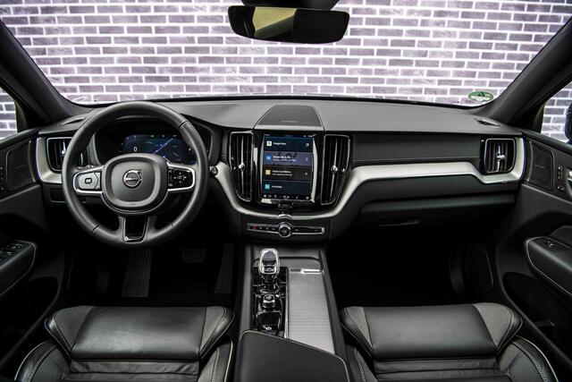 Volvo XC60 2.0 T6 Plug-in hybrid AWD Ultra Black Edition | Trekhaak | Adaptieve Cruise Control | Panoramadak | Harman Kardon Audio | Parkeercamera | Stoel-/Stuurverwarming | Dodehoek Detectie |